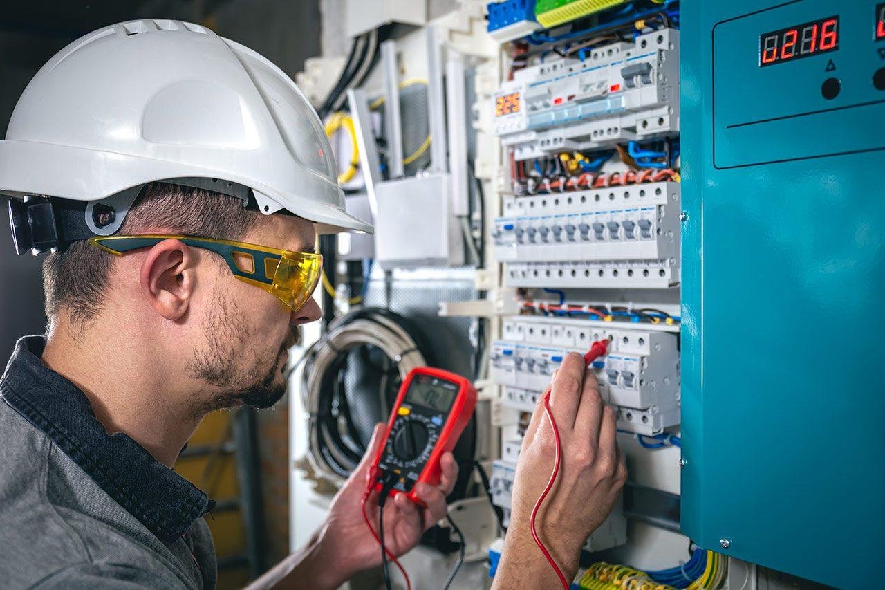 Recomendaciones para evaluar la experiencia y la ⁣capacitación del⁤ electricista
